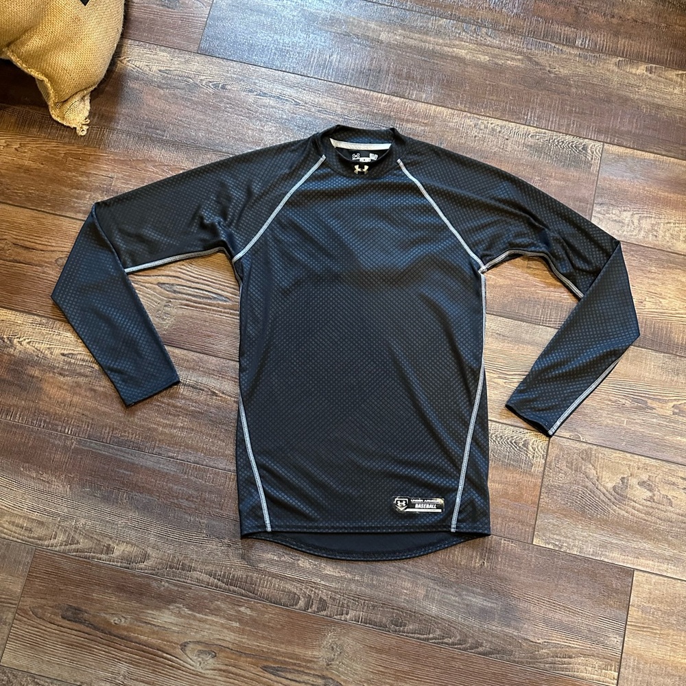 Under Armour size small fitted baseball top